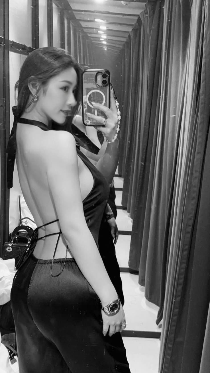 意义何在，真没意思。
秀出好身材 性感面前可爱一文不值