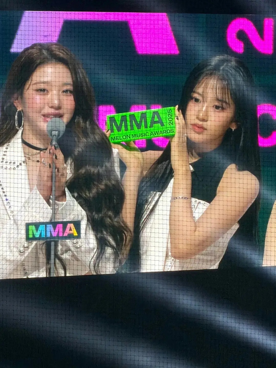 这两个人，你审美里喜欢谁的长相 