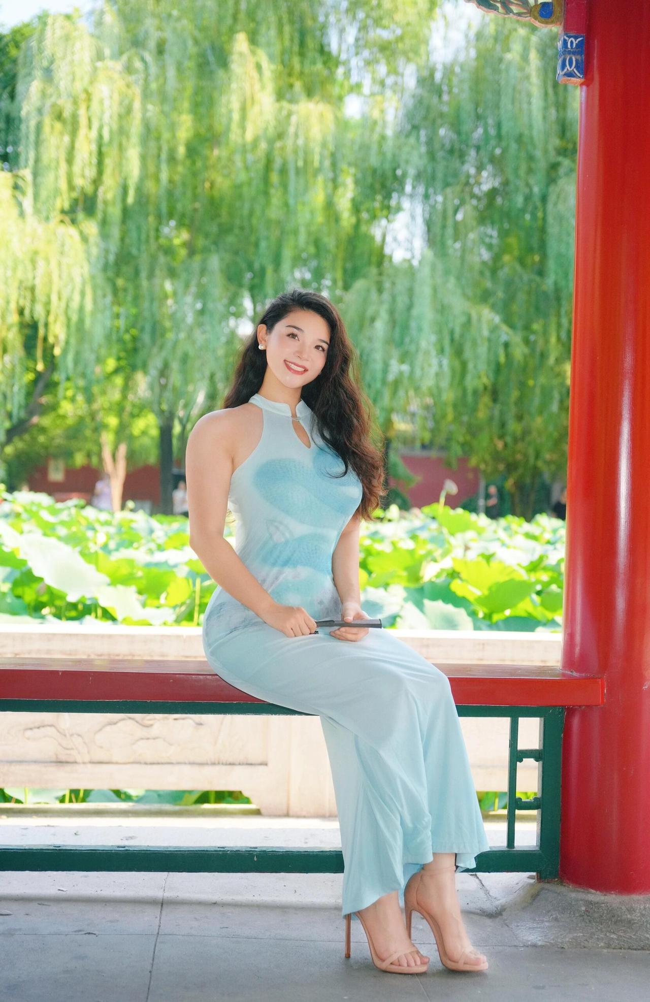 他们说拍出了一种女汉子的娇柔感哈哈

大概是裙摆裹着风的软，折扇又藏着肩背的劲儿