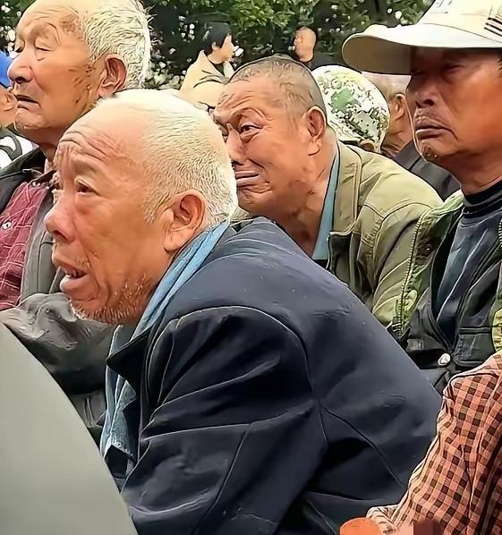 山东梁山有个老板掏了50万，请河南豫剧团连唱6天大戏，本来是给老爹办80大寿，结