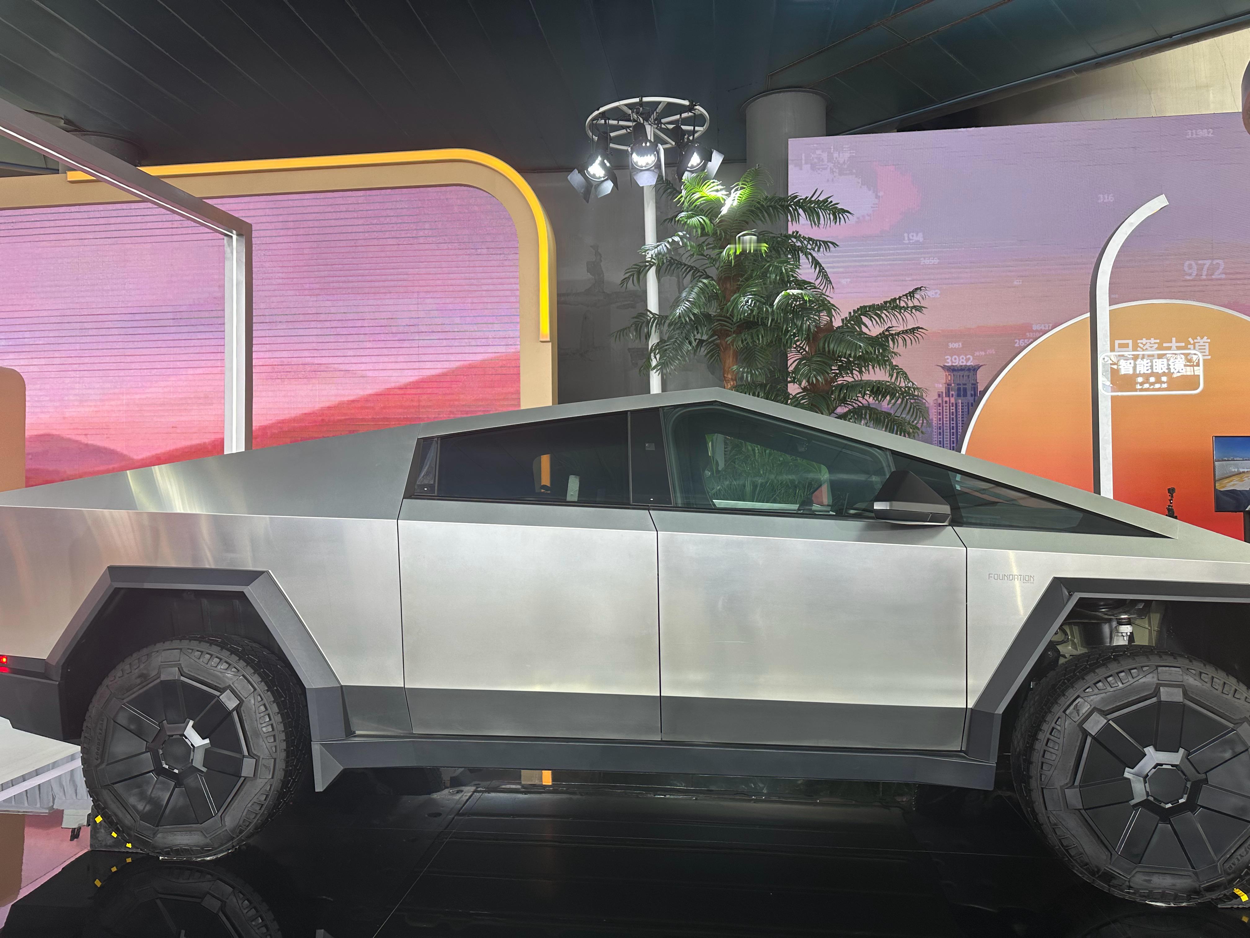 这车原来这么大，赛博卡车名不虚传 #特斯拉cybertruck# ​​​