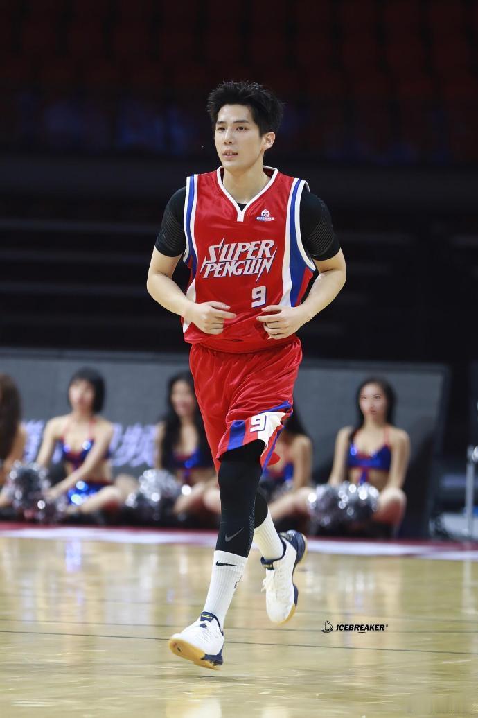 王安宇野生球王王安宇踢球也能出神图说起王安宇的球类运动，总会忍不住回头翻看他早期