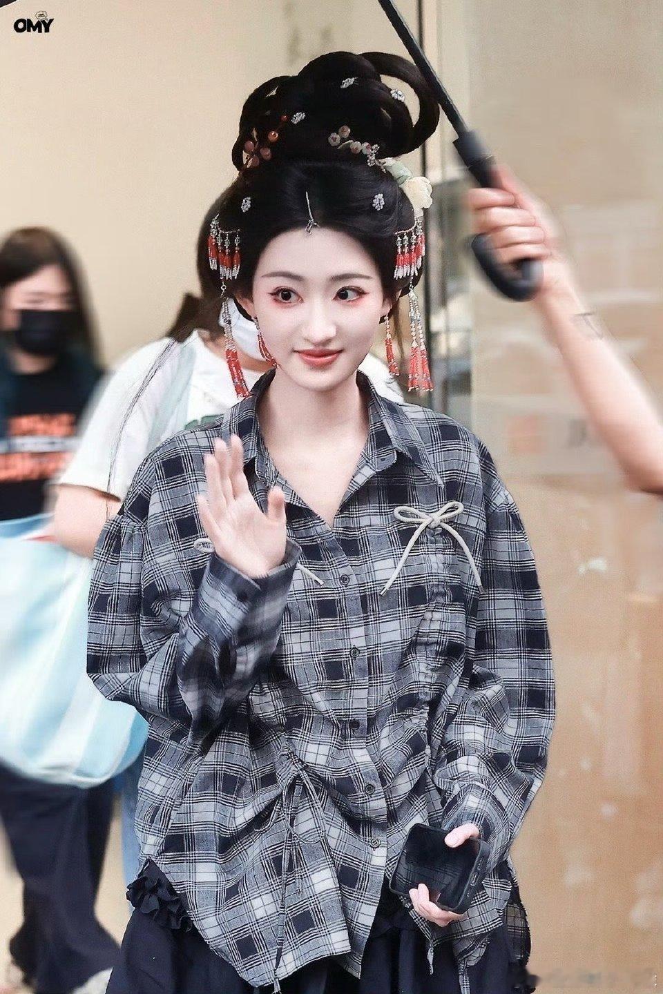 新版秋容(杨雨潼)和小谢(杨肸子)，这夸张的发型和妆容，眼妆一定要画的红彤彤吗？