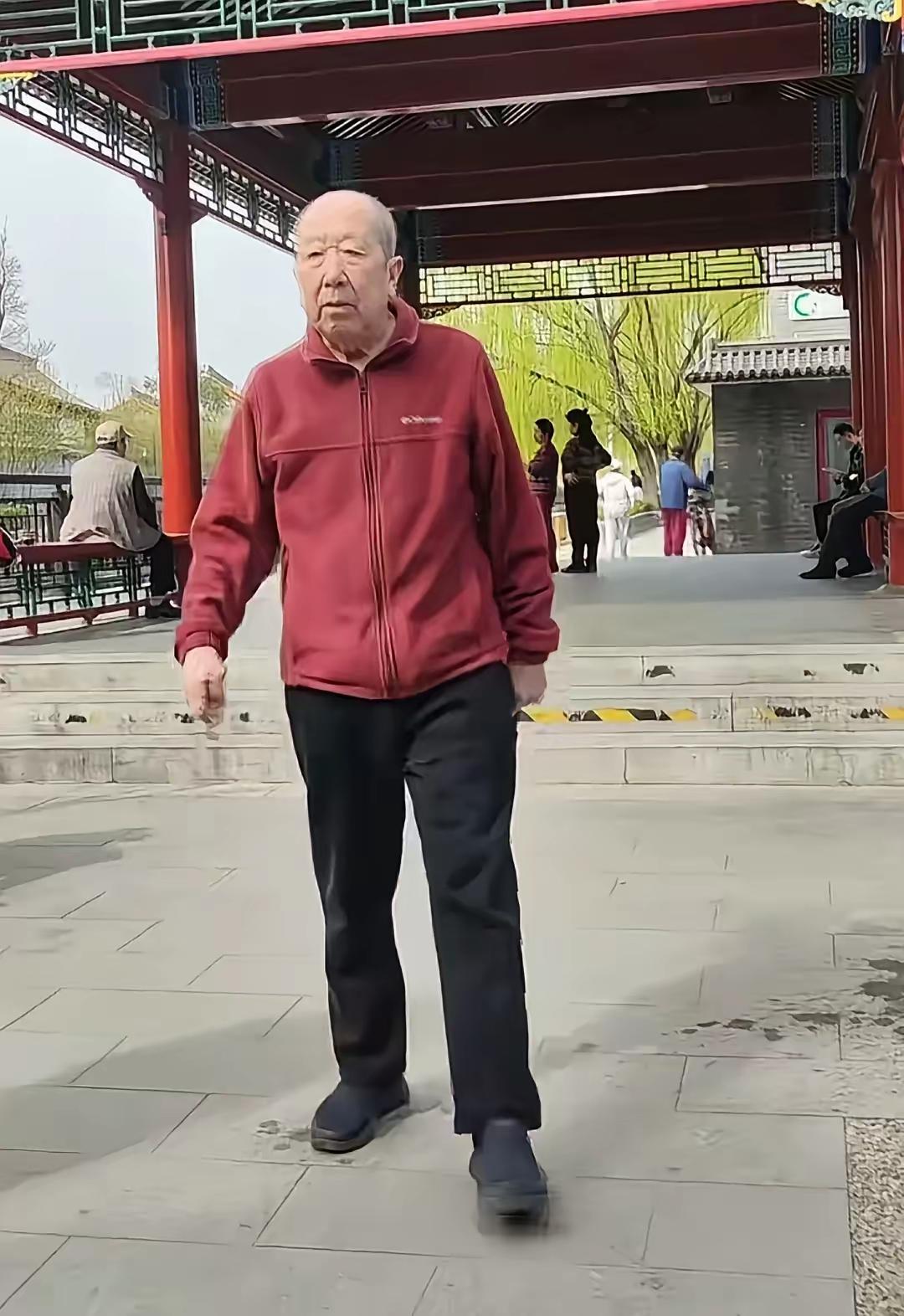 老爷爷在公园里悠闲地散步。公园里偶遇一位大爷，看着很面熟呀，好像是个演员。年龄应