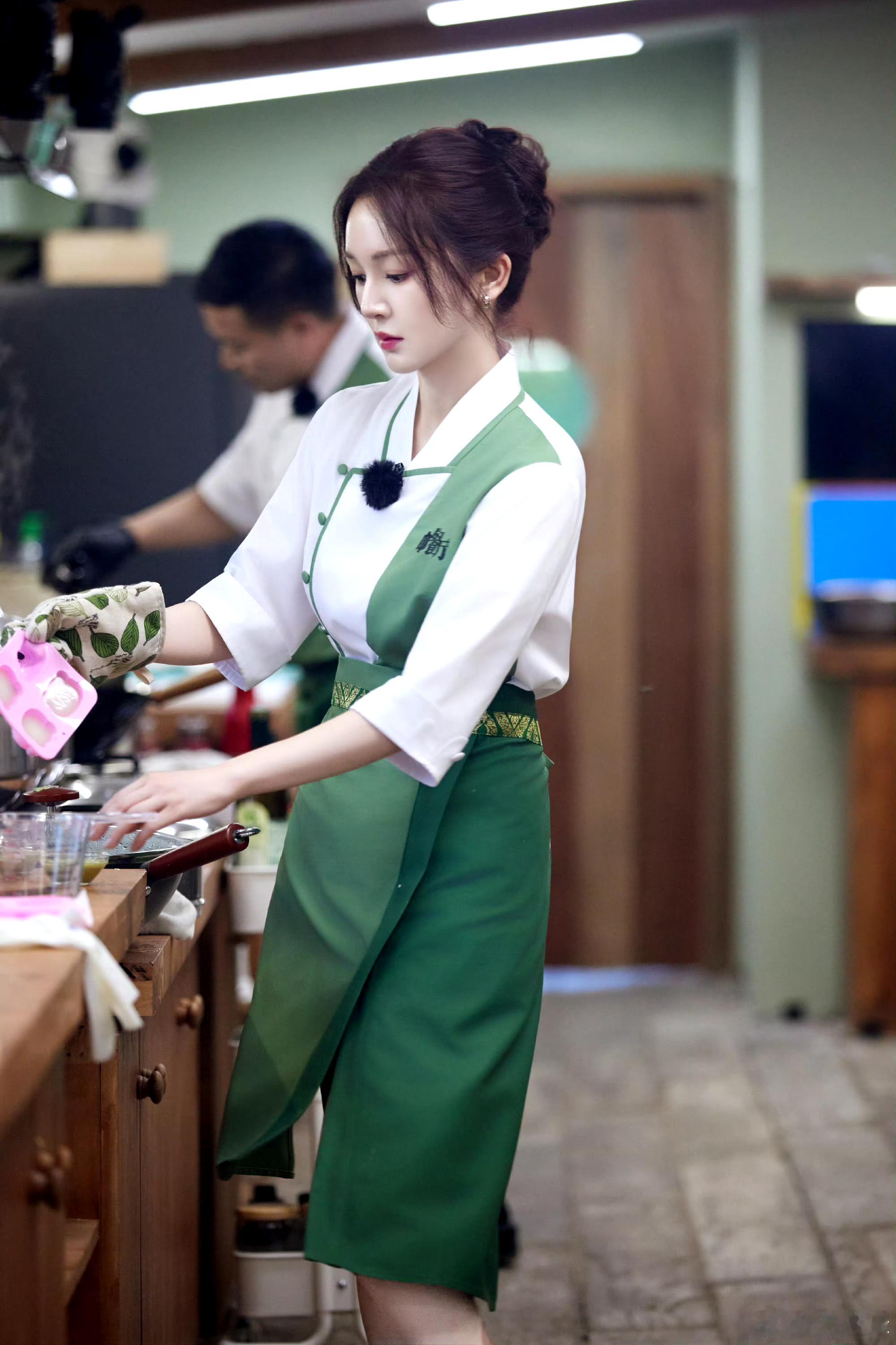 靳梦佳的开心和呼吸一样简单中餐厅10中餐厅 林大厨手把手带着靳梦佳钻研凉菜，终于