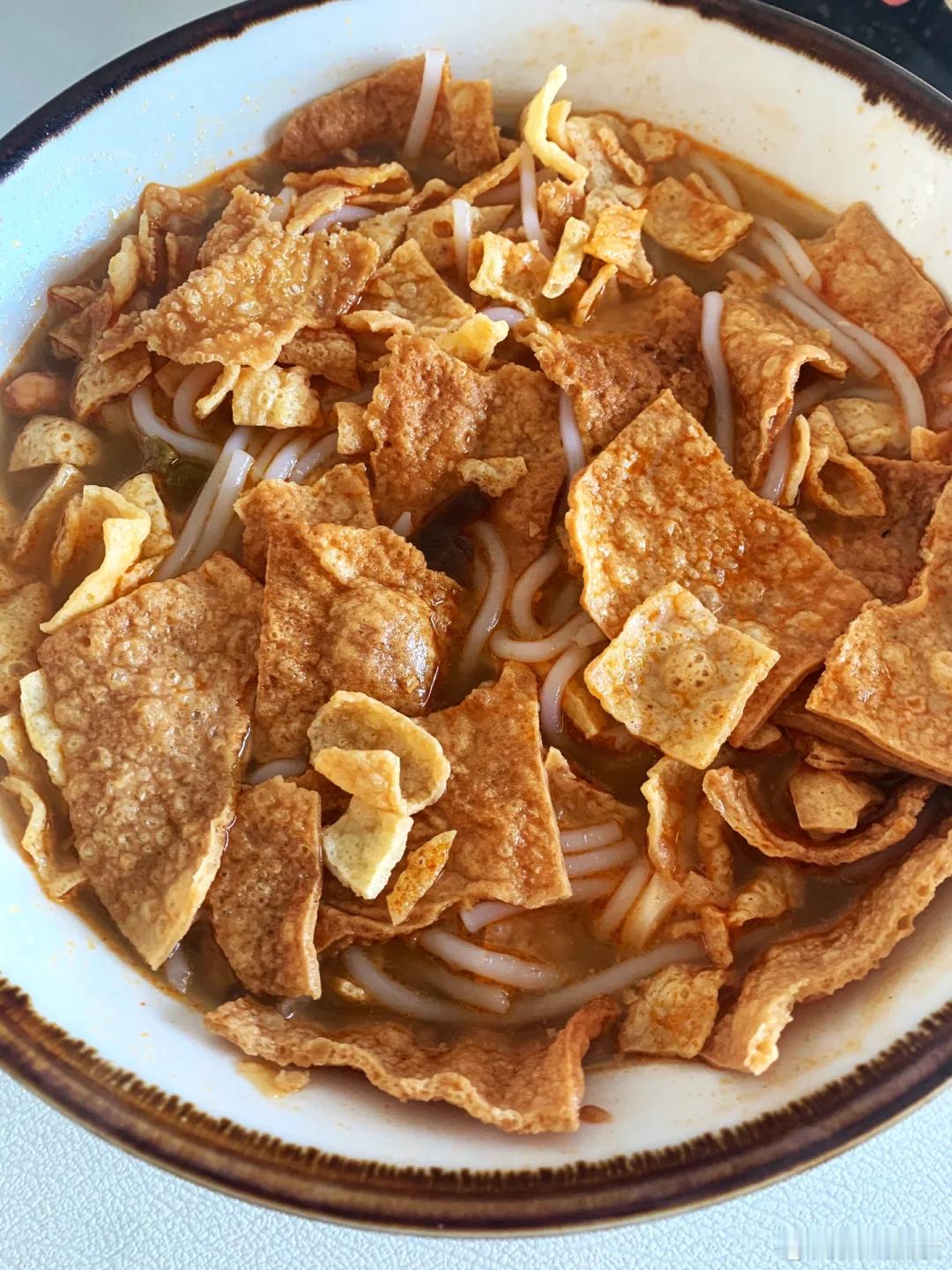 我是超爱吃螺蛳粉里的腐竹选手！去店里吃会单独再加一份，在家里就学会了自己炸，一碗