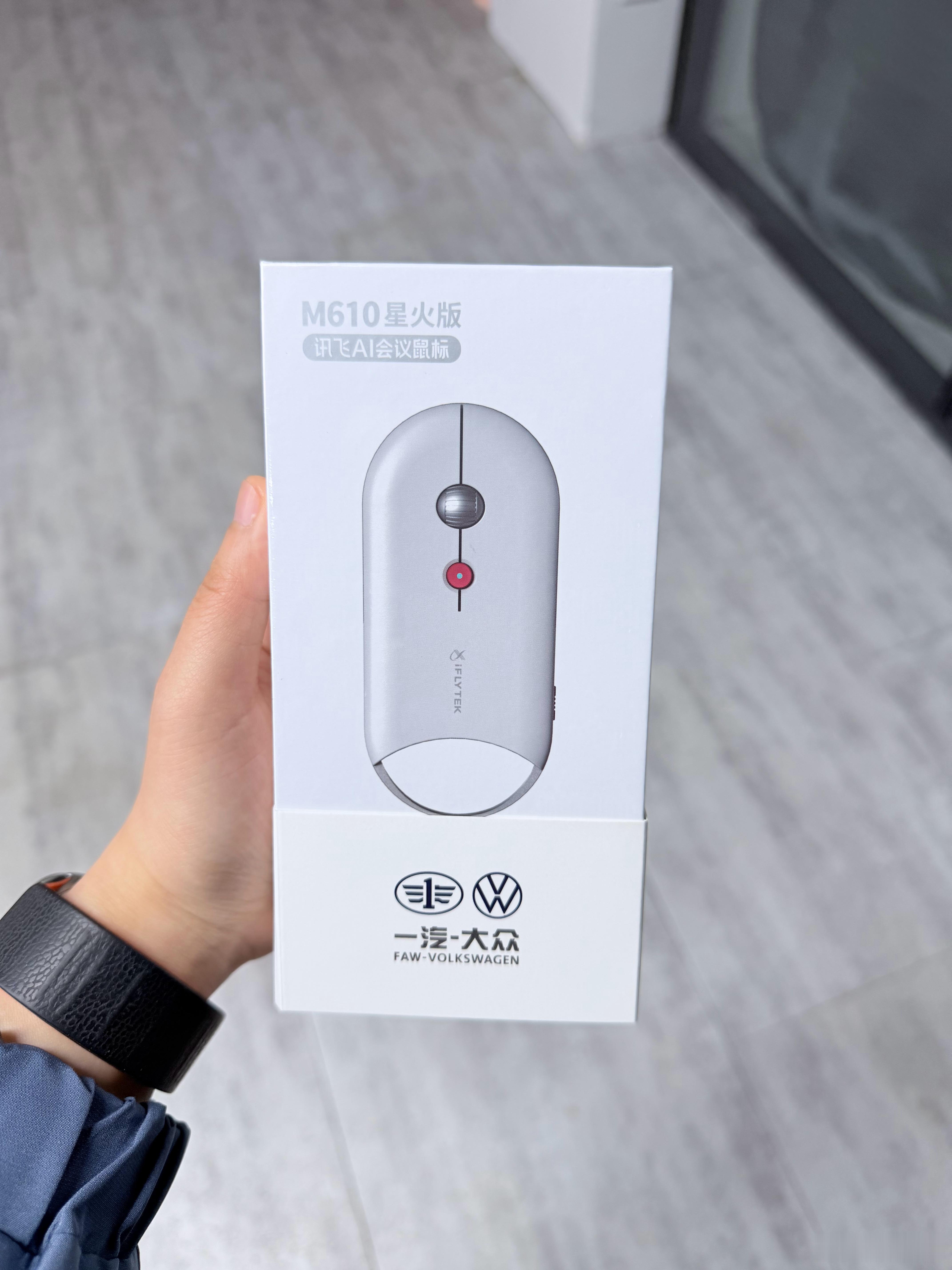 五旬老太桌上的鼠标，抽个铁子送了吧。我看她也是不用，怪碍事的
