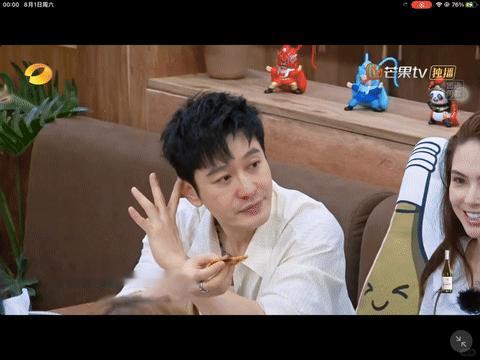 中餐厅这段剪辑，被网友逐帧盯出破绽了。

有人把原片翻出来对着正片看，发现不少经