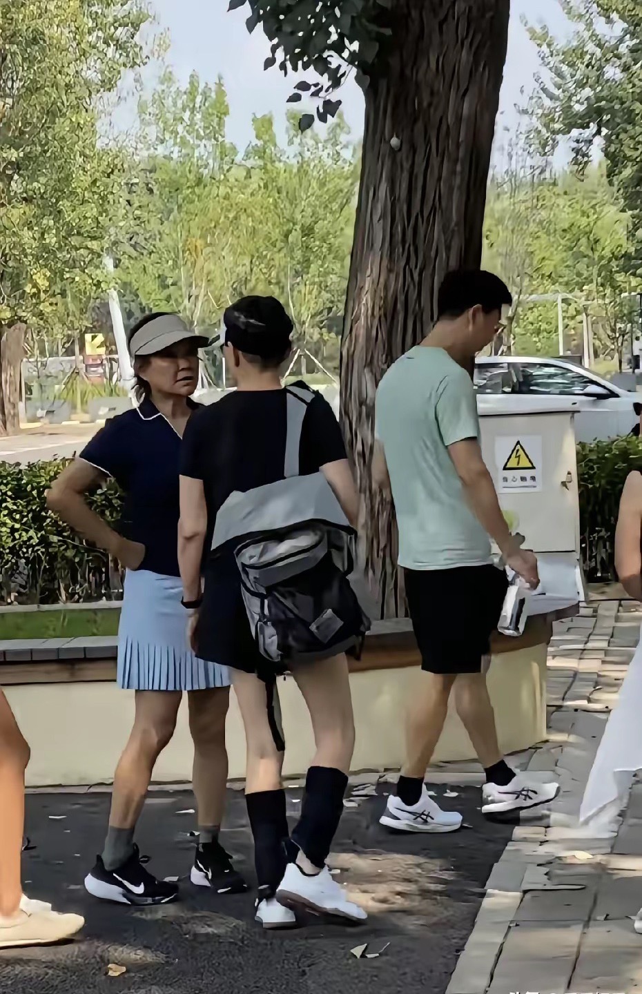 北京朝阳公园偶遇66岁的宋丹丹和闺蜜李静，没想到今年才56岁的李静皮肤不仅黑还特
