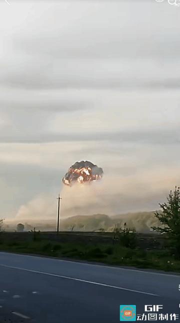 乌军本来就因弹药紧缺而放弃阿夫杰耶夫卡，向西收缩战线。这回又被俄逮住机会，在高速