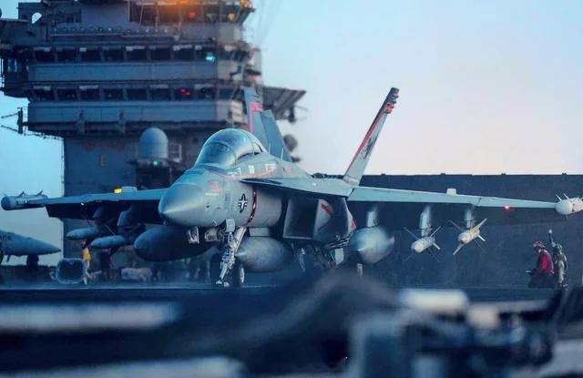 军事分享官 全副武装，准备起飞的EA-18G电子战机 ​​​