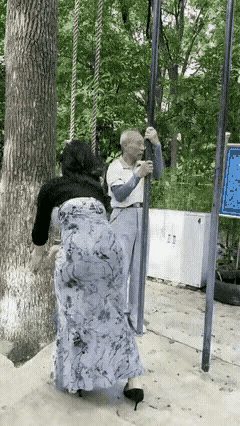 自从这位美女来了之后，公园里冷冷清清的两根爬杆也热了，方圆数十里的爬杆高手云集于