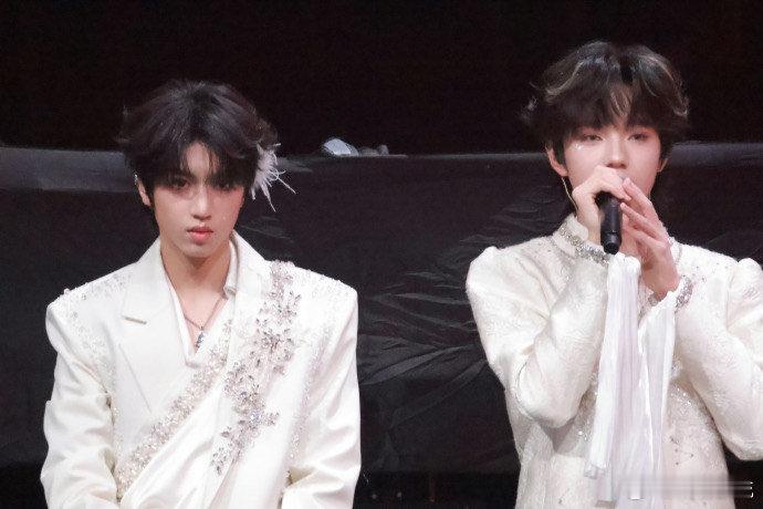 王橹杰祝张桂源越长越高  身高节节长，情谊岁岁浓，王橹杰的祝福送达，祝张桂源长成