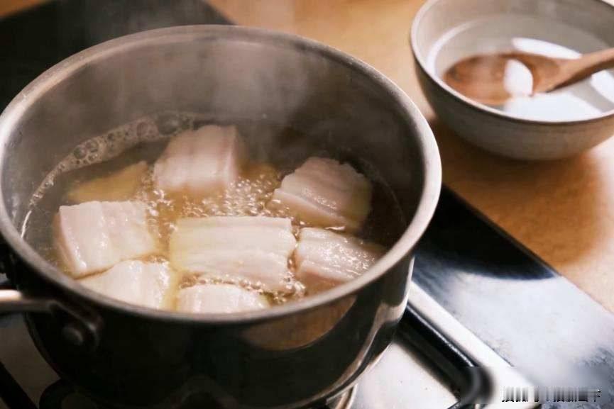 《猪油渣，吃还是扔？很多人搞错了，吃错可能带来4大健康隐患！》

老一辈做饭都爱