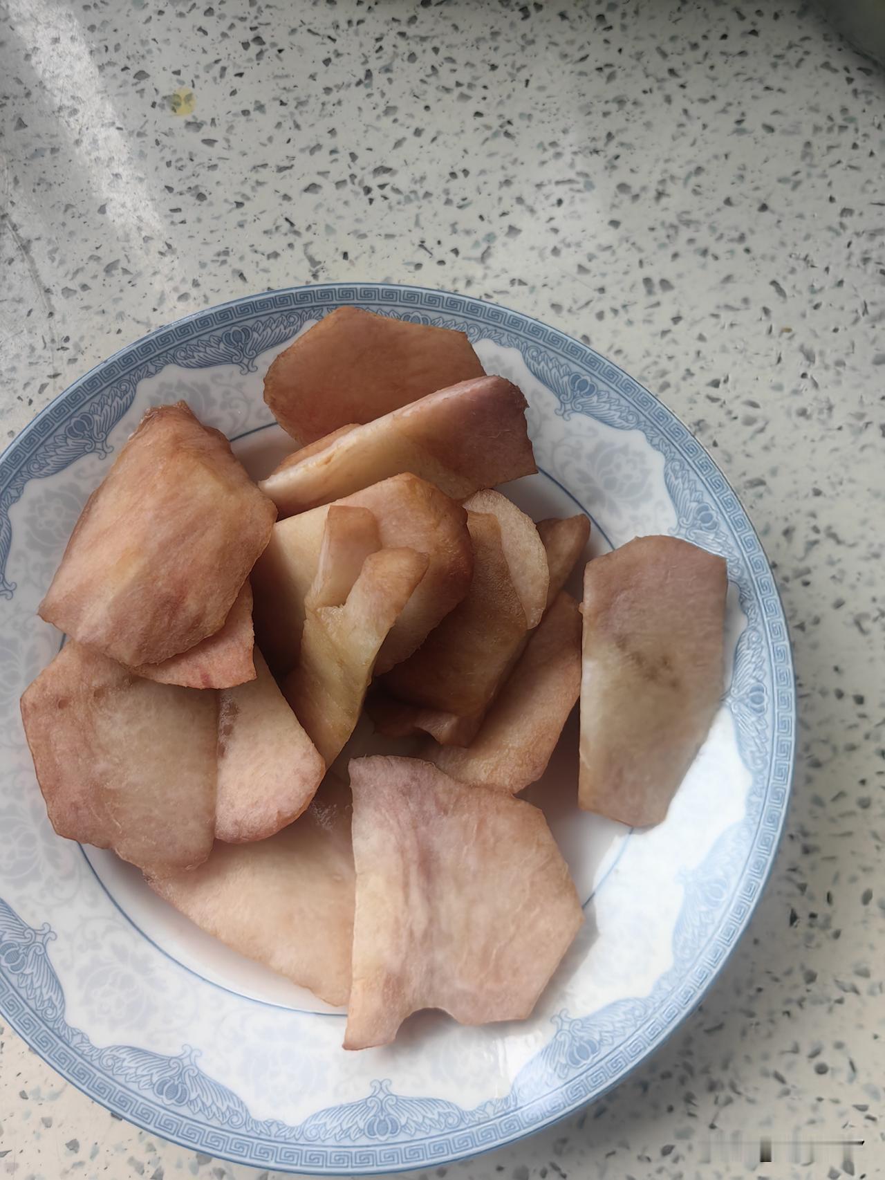 冰霜的零度保鲜就是鸡肋，好好的桃子，出来之后变成这样黑的了。