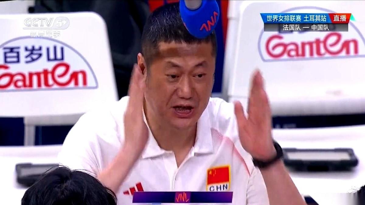中国女排对阵法国这场比赛，比分牌最后直接定格在干脆利落的3比0。没有漫长的拉锯战