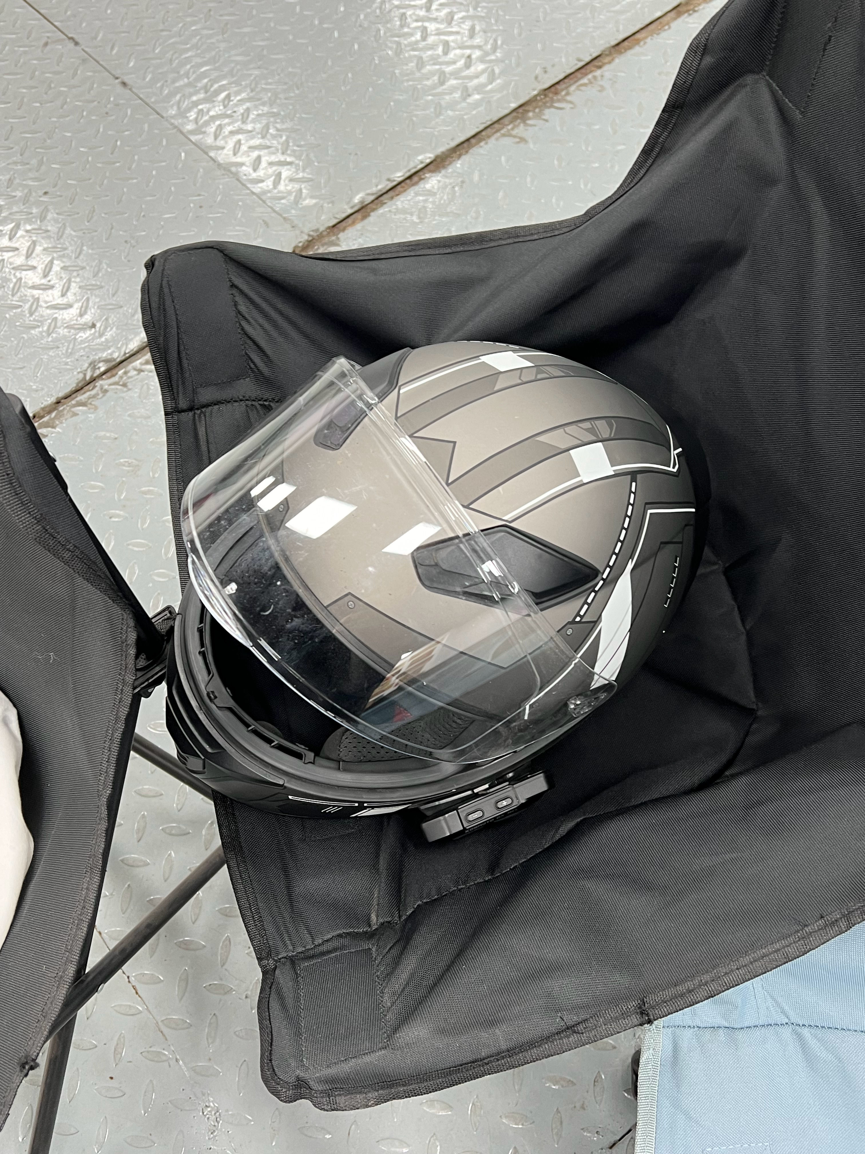 早上一来发现我头盔在这，我心想这谁没事拿我头盔玩啊，后来发现不对，那不是我的。是