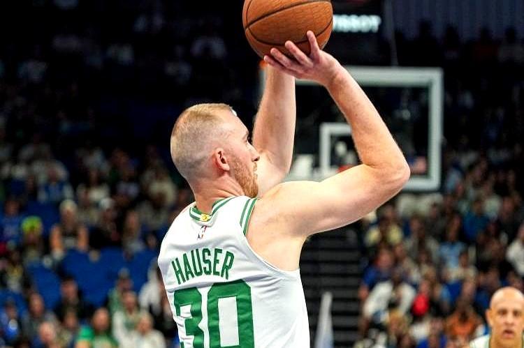 你敢信骑士主场打凯尔特人，第二节全队加起来只拿10分，三分14投全丢。
 
半场