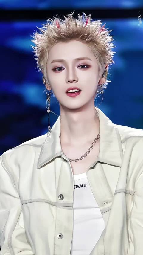1.鹿晗他现在也想进组了，但现在主要还是综艺和商务的资源，后面还有个商务要宣，他