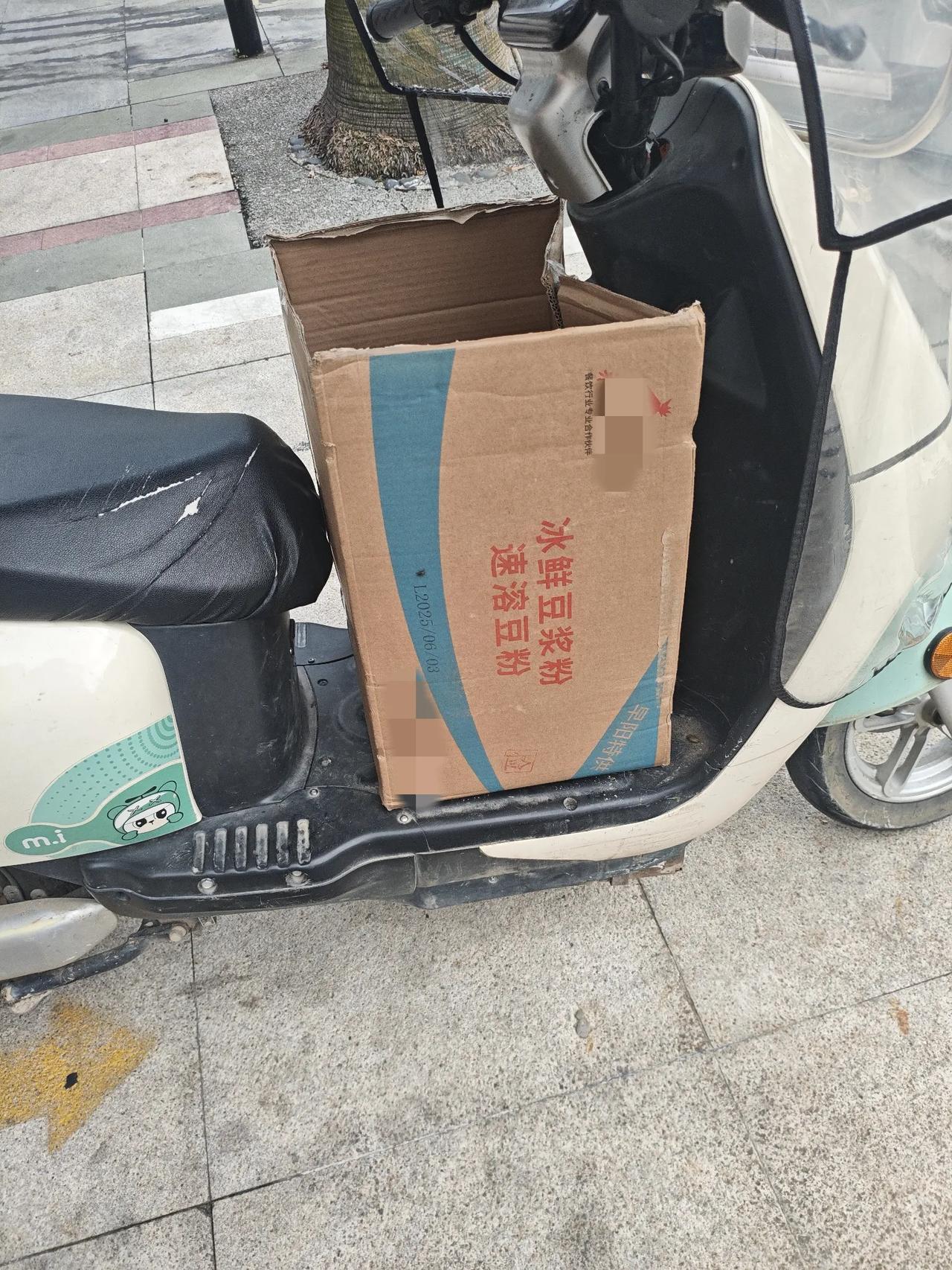 豆浆粉加水，3块钱一杯，做豆浆又简单又赚钱，难怪完全喝不出豆浆味了。早餐已经没有