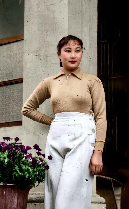 胡蝶曾被戴笠幽禁近三年，戴笠飞机失事辞世后，她与丈夫潘有声复婚。可两人复婚仅仅6
