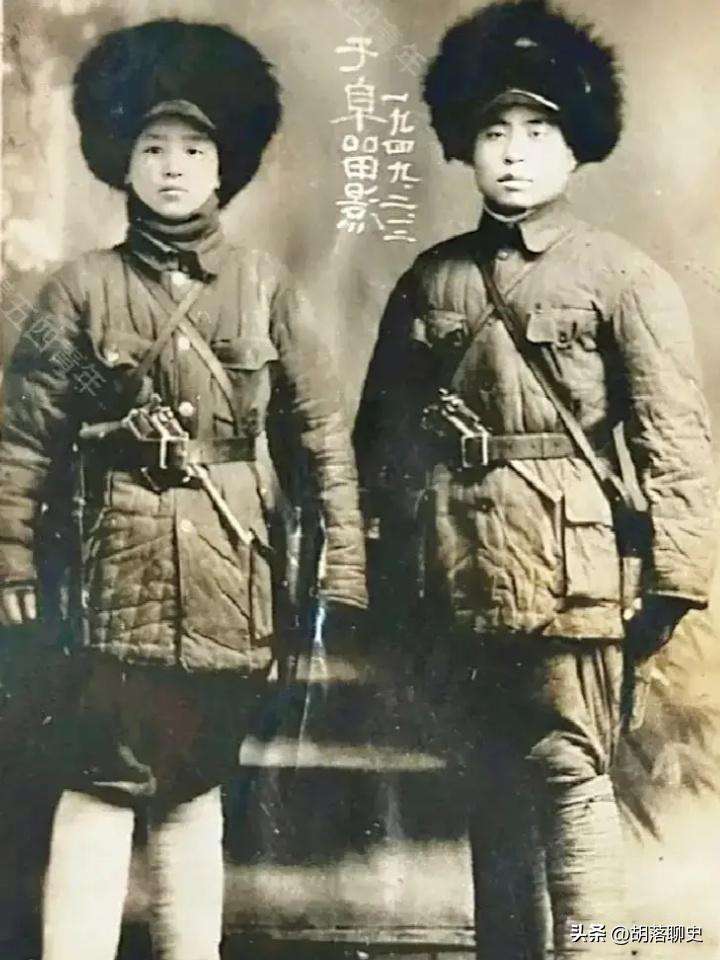 来自四野战士的一张罕见留影照！
四个口袋配短枪，两个人应该都是干部，而且看上去非