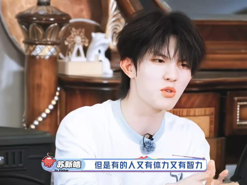 谁能不被朱志鑫张极的同步低头逗乐！苏新皓聊天赋，张泽禹拆台，两人相视一笑同时低头