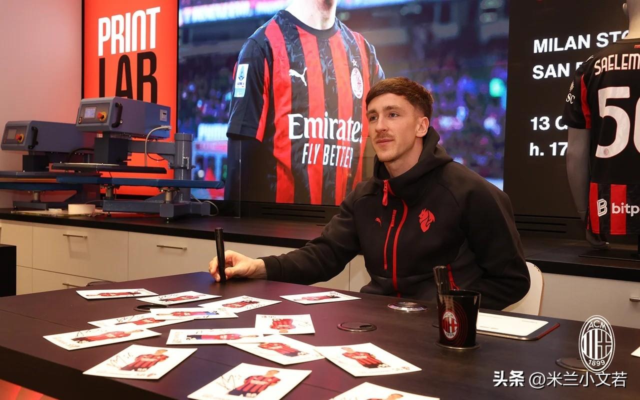 萨勒马克尔斯！萨勒马克尔斯今天代表米兰出席球迷见面会。萨勒马克尔斯在月初与俱乐部