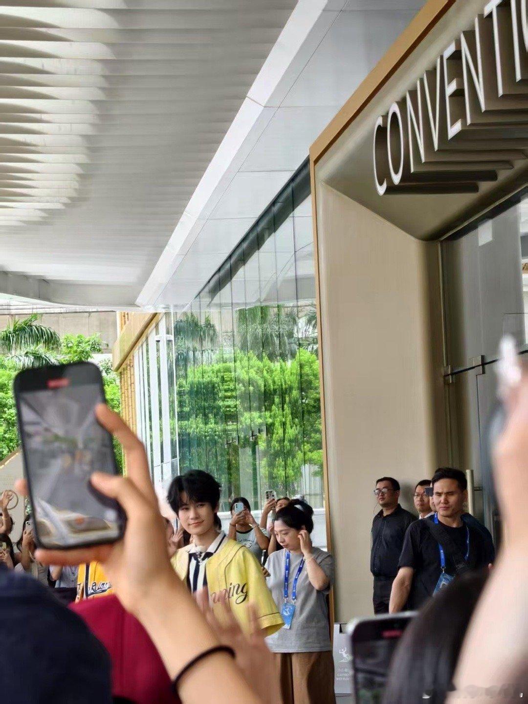 全澳门都在偶遇跑男吗奔跑吧  救命！澳门街头到处都是跑男的身影，有人围观游戏，有