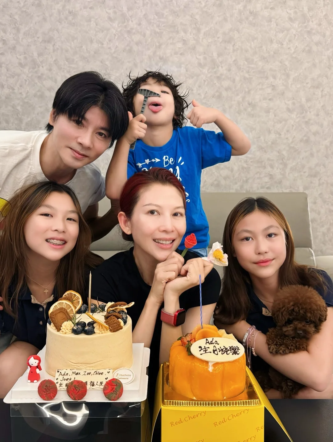 张晋为老婆蔡少芬庆祝生日，有爱的一家五口