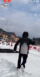 余宇涵 直播 今晚余宇涵直播的氛围简直绝了！他就像一个开心果，把快乐传递给每一个