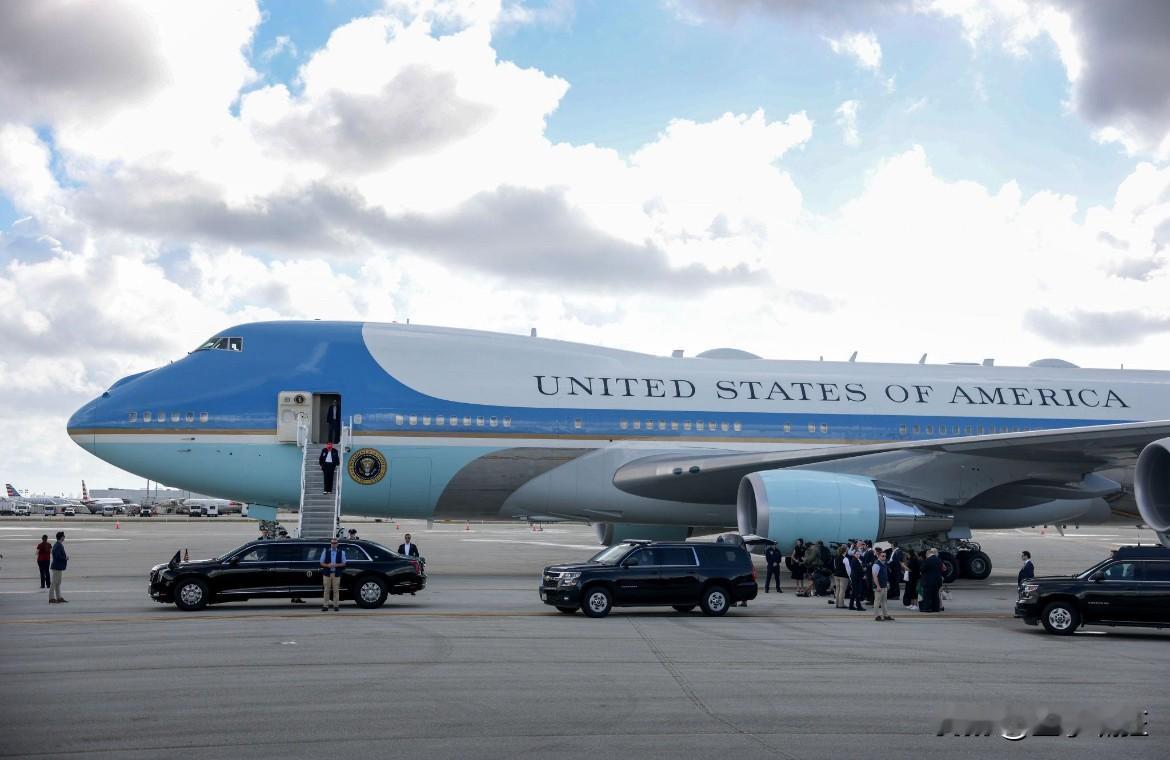 真是小刀拉屁股开眼了，
美国总统Donald Trump的座驾“空军一号”油箱加