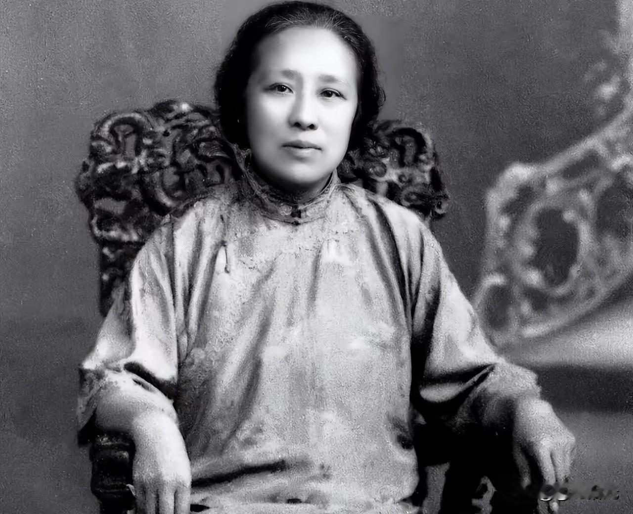这个女人，蒋介石不敢动她，汪精卫见了绕道走。她一巴掌扇过汪精卫老婆，一句话骂得蒋
