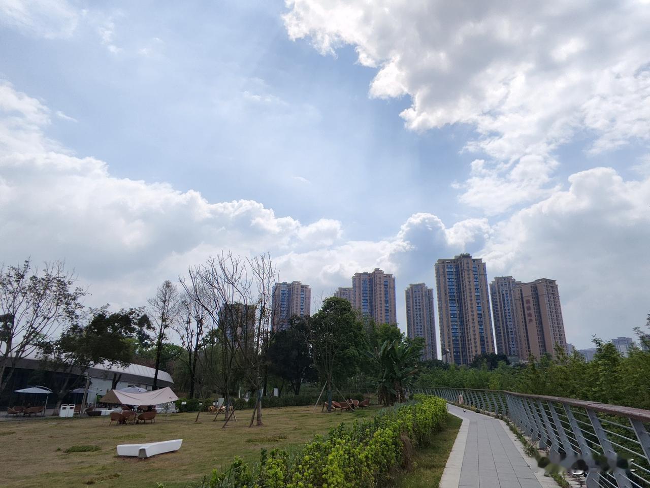 人生至善之态，
半为烟火以谋生，
半有诗意可养心。

不纠缠于往昔，
不忧虑于将