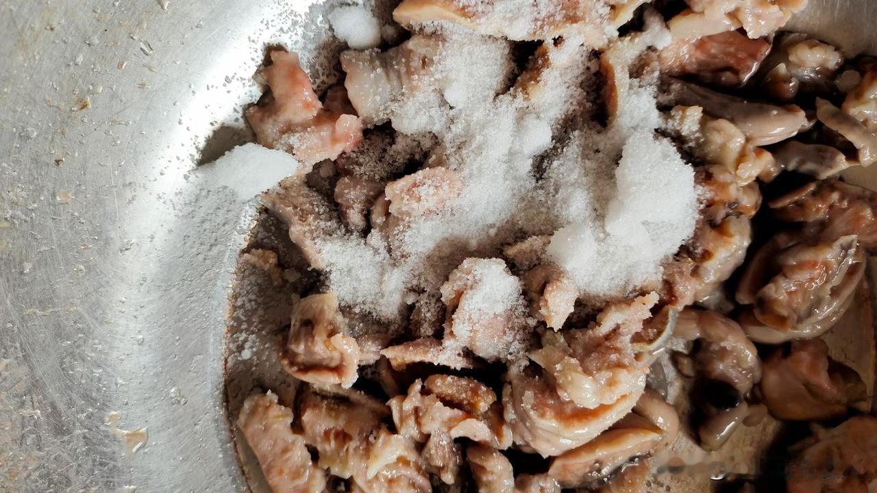 【大连农家白菜片炒海葵】
往切好的海葵片里撒盐，抓搓，流出大量粘液。2用清水洗净