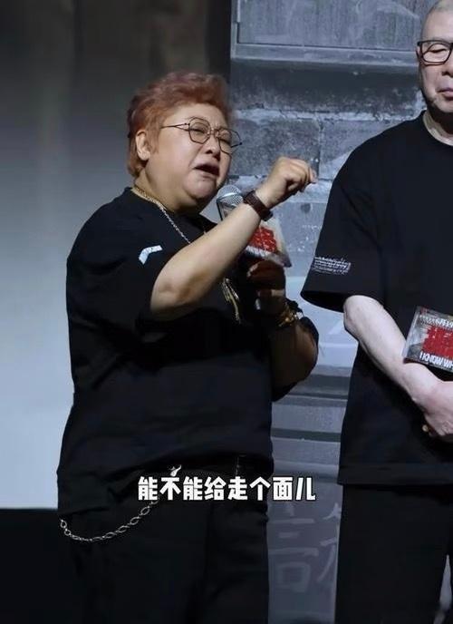 各位全国的爷们、娘们能不能走个面，关注一下俺的微博，咱全国有14亿老百姓，您受累