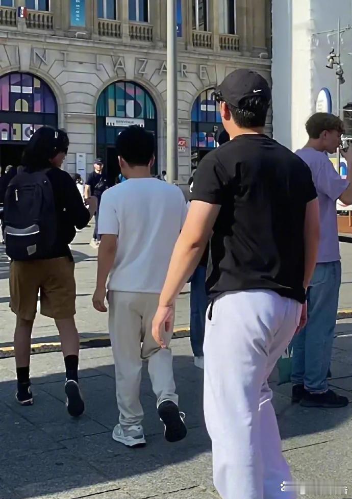 董宇辉在巴黎还是用苹果，不管把华为说的有多好，那只是带货。 ​​​