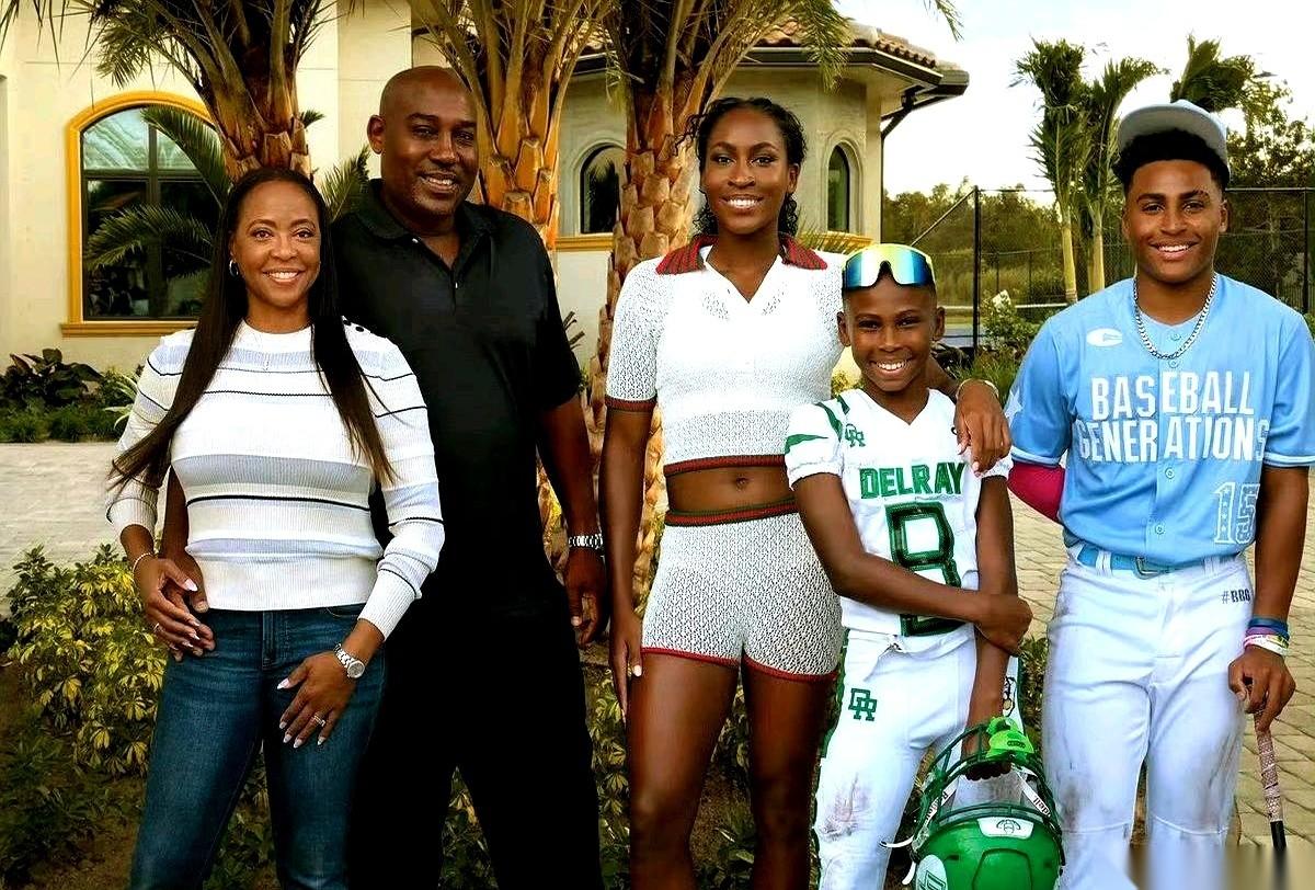 都说网球名将高芙家的基因，是开了“复印机”模式。
一开始，大家看到她18岁的弟弟