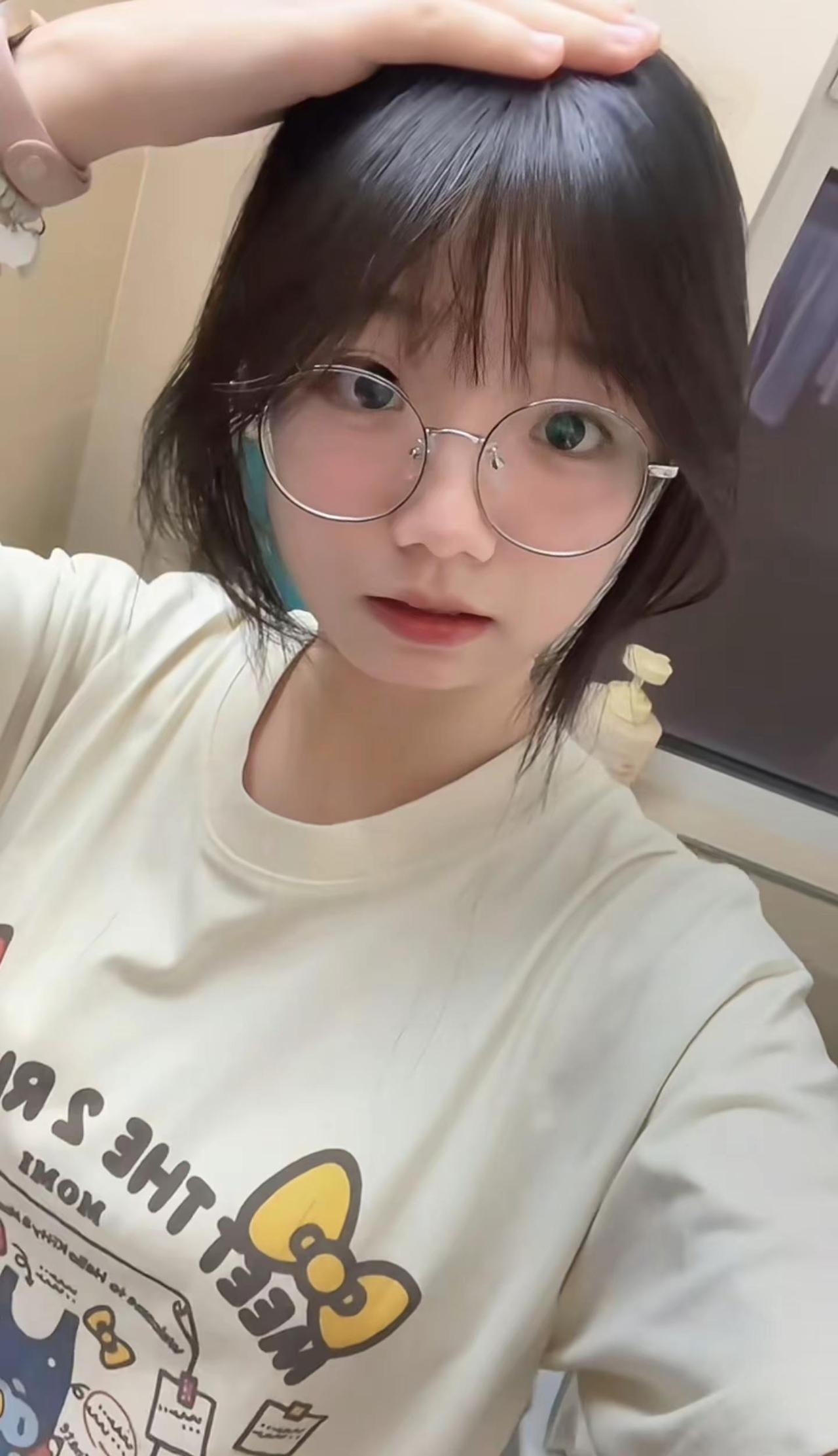 “虽然在他们心里我比白富美更美萌，其实我是sexy女人”@春深寒几许 甜妹t恤穿