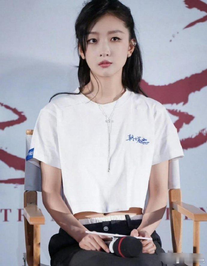现在的周冬雨太好看了，她到底做了什么项目，脸上还一点也看不出医美痕迹 ​​​