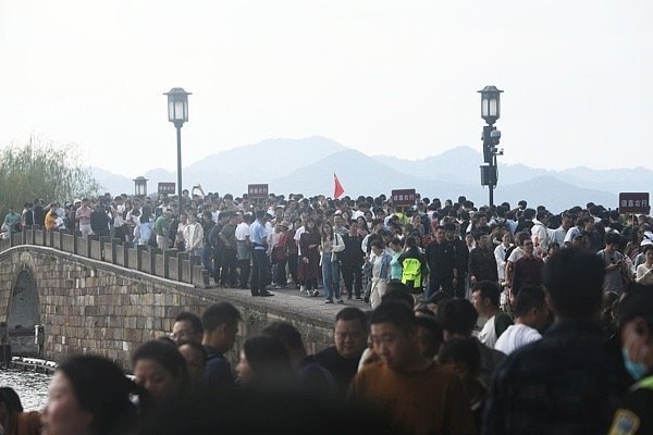 西湖游客调侃断桥要压断了五一假期人人人人人人………西湖断桥不会被压断吧！！ ​​