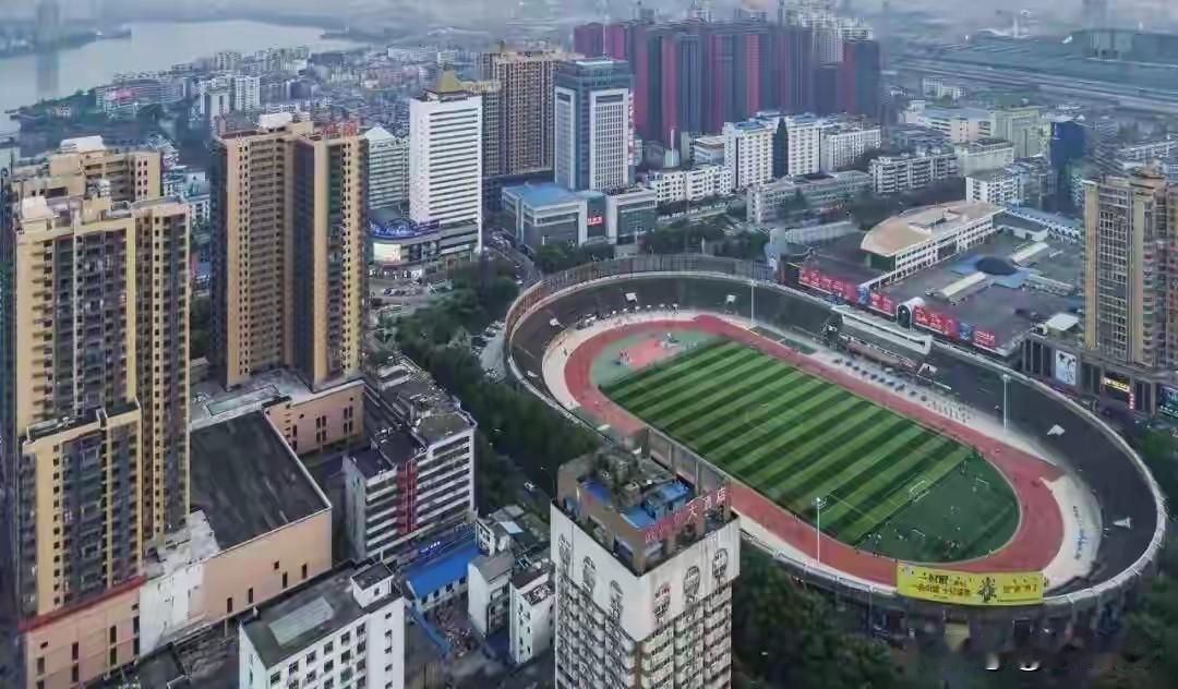 鄂州明堂体育场是鄂城区核心体育地标，集赛事举办、全民健身于一体，是鄂州老牌全民运