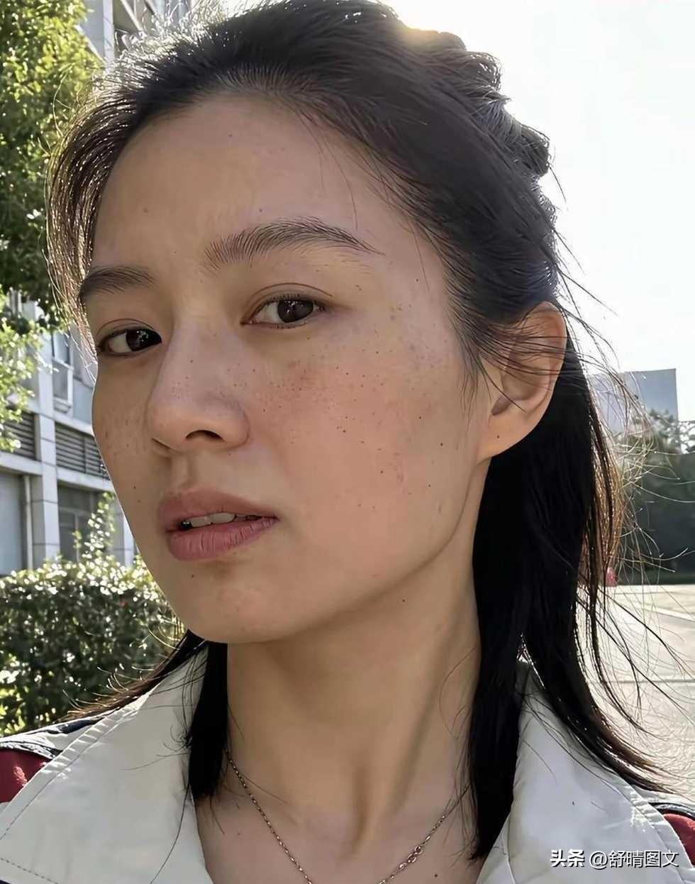 想听你们一句真心话
我闺蜜36岁纯素颜，
你们觉得她丑吗？

闺蜜老公出轨了，闺