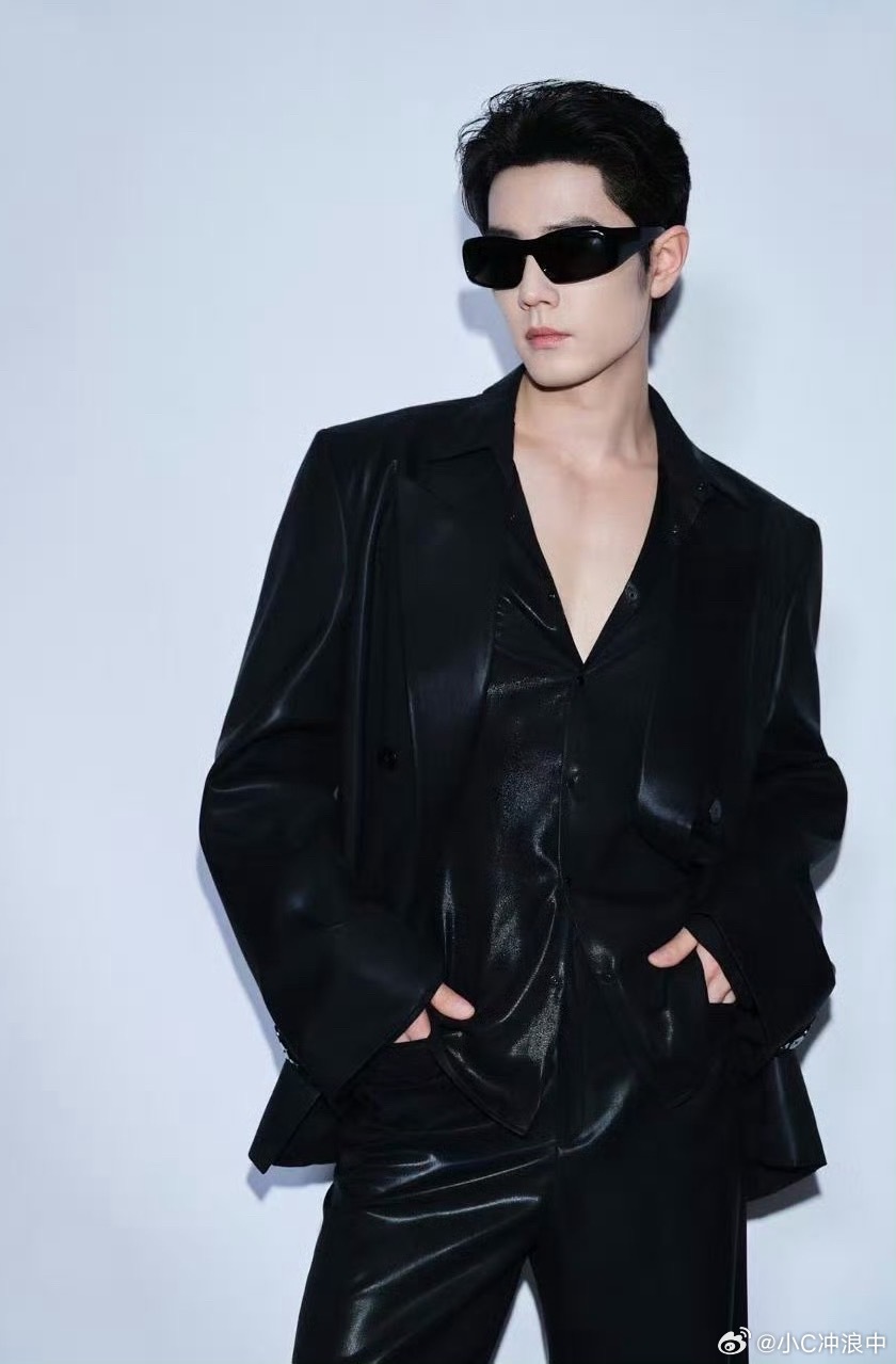 肖战试衣服时的表情NARS肖战真的太太太太帅了！这脸真的太完美无瑕了！刚刚看了G