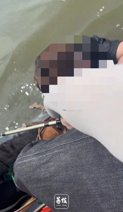 真的太让人寒心了！天津，男子出去钓鱼，准备驾船返航的时候，无意间看见水面上漂着一
