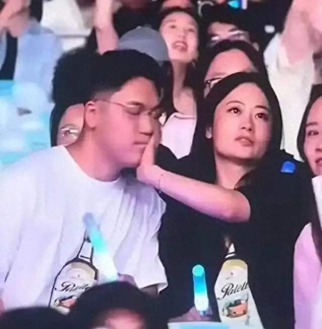大反转！萧敬腾演唱会避吻情侣风波，真相太离谱