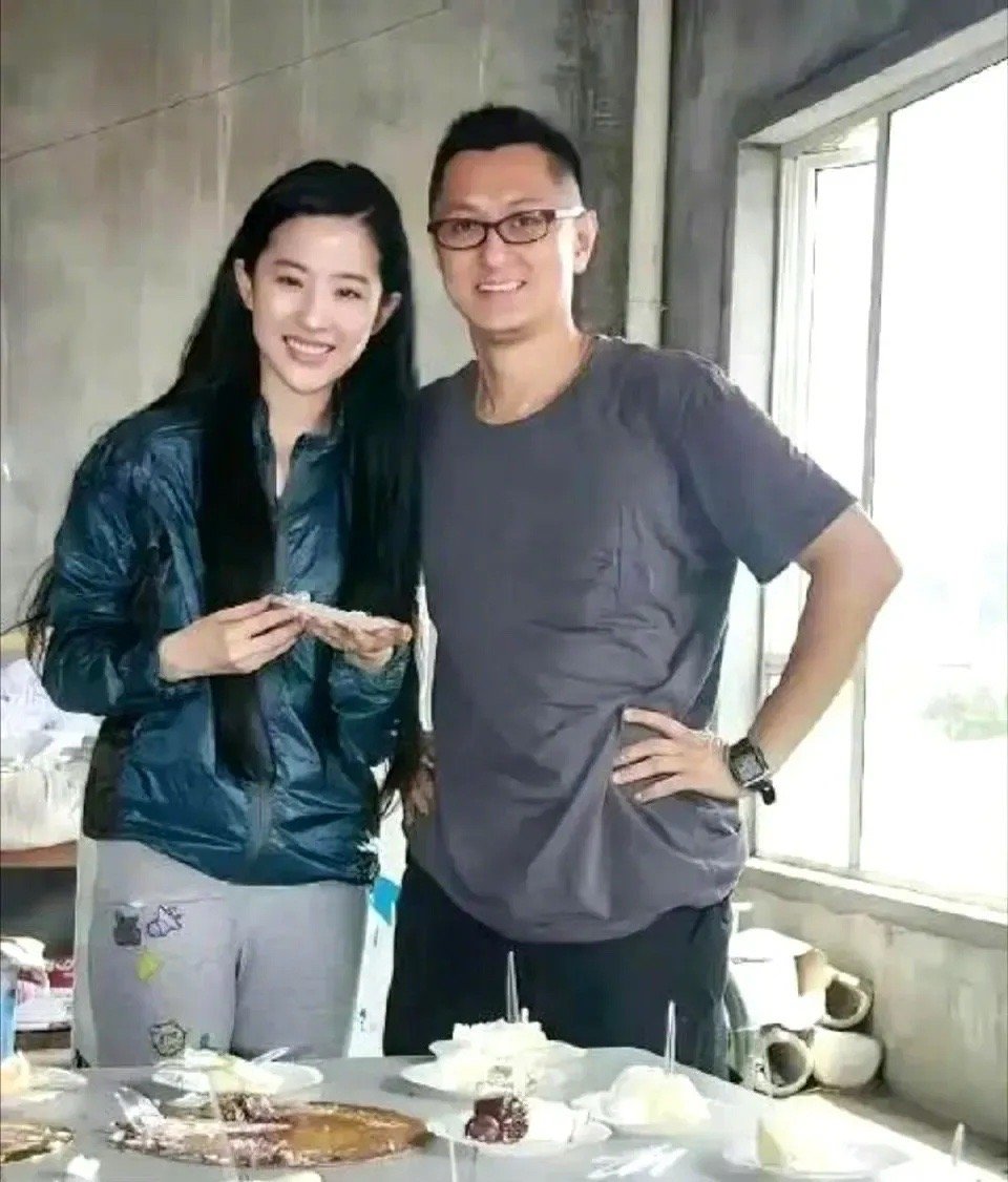 刷到一组刘亦菲24岁时拍的照片，状态堪称颜值巅峰。那时的她，美得超凡脱俗，妥妥的