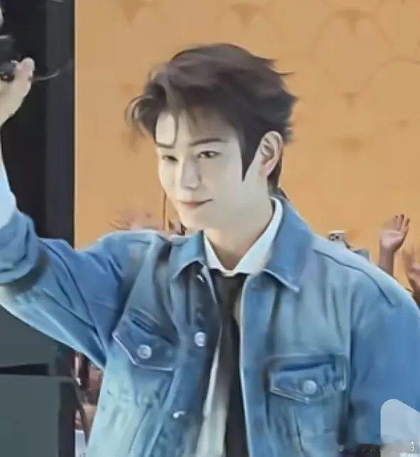 丁禹兮工作室都不审一下的吗？这鬓角好好笑，很葫芦娃似的。 