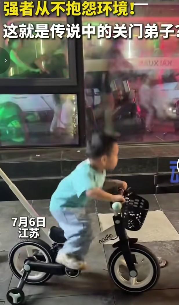 马路野生动感单车大师
 
谁也没想到街边地砖能变身专属健身房，这小朋友直接把儿童