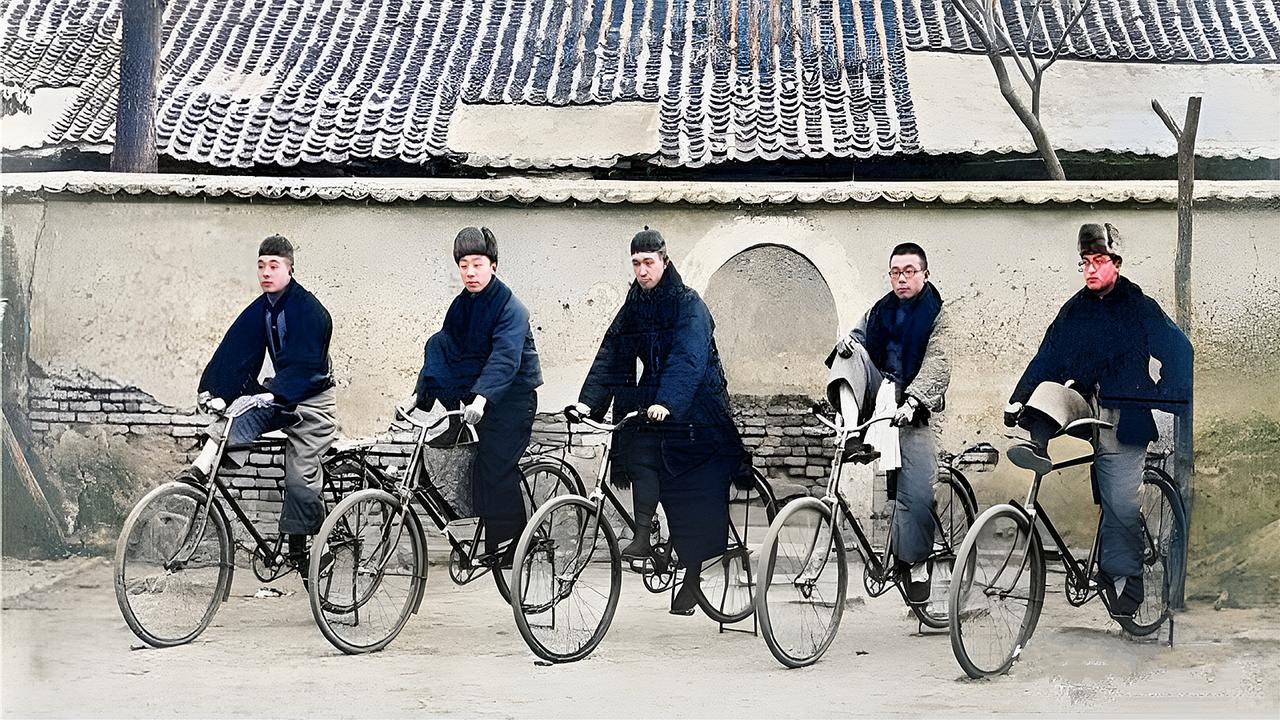 这是1915年，京城五位高富帅，骑在自行车上摆拍耍酷的合影。

当时的照相机，还